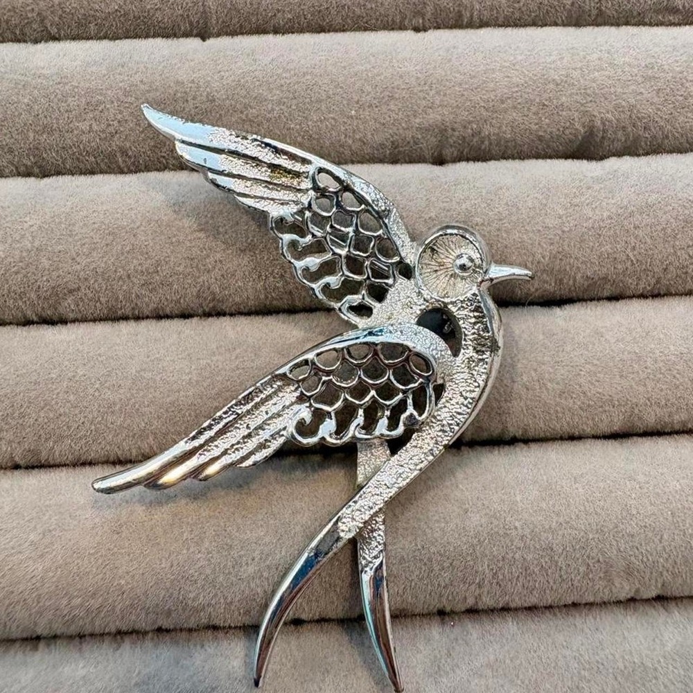 vintage sarah coventry silver tone bird brooch intricate feather detailing